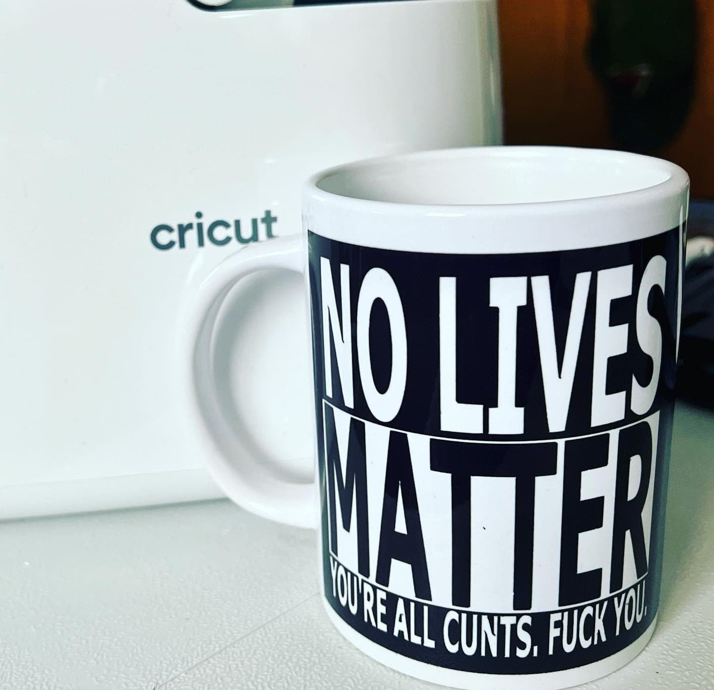 No Lives - Taza de cerámica de 15 oz recubierta de esmalte con asa. diseño impreso en ambos lados