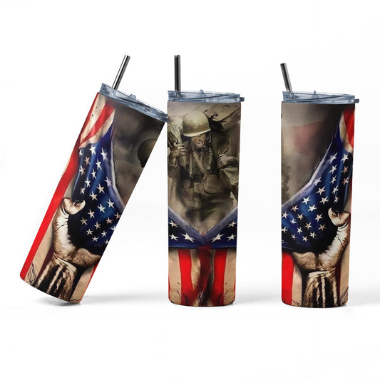 Soldado detrás de la bandera - Vaso de acero inoxidable aislado de 20 oz con tapa de plástico resistente a fugas y pajita de metal con cepillo de limpieza de pajita incluido