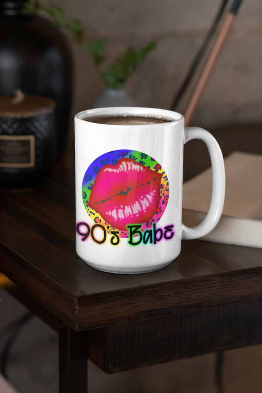 90's Babe - Taza de cerámica de 15 oz con revestimiento esmaltado y asa. diseño impreso en ambos lados