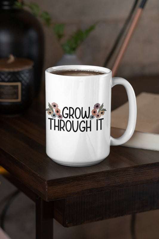 Grow Through It - Taza de cerámica de 15 oz recubierta de esmalte con asa. diseño impreso en ambos lados