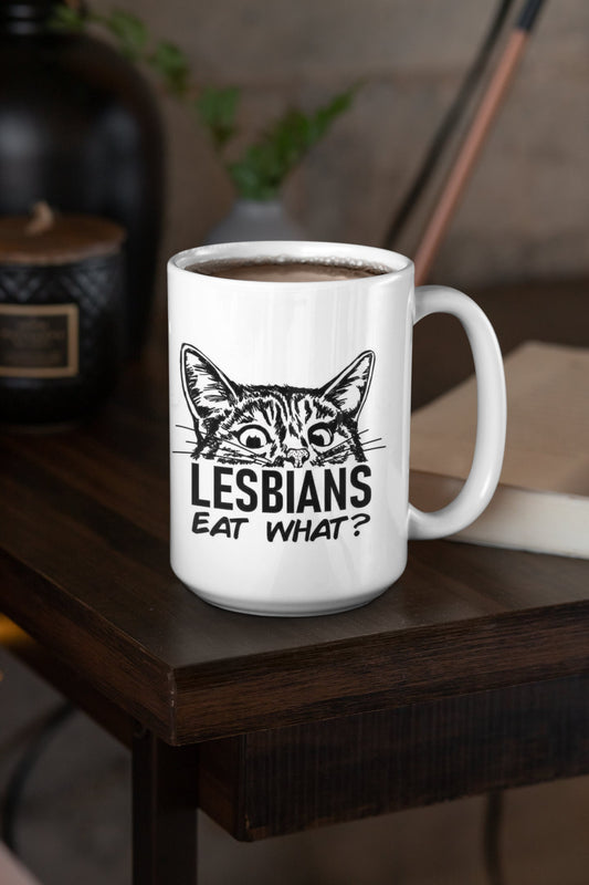 ¿Las lesbianas comen qué? - Taza de cerámica de 15 oz recubierta de esmalte con asa. diseño impreso en ambos lados