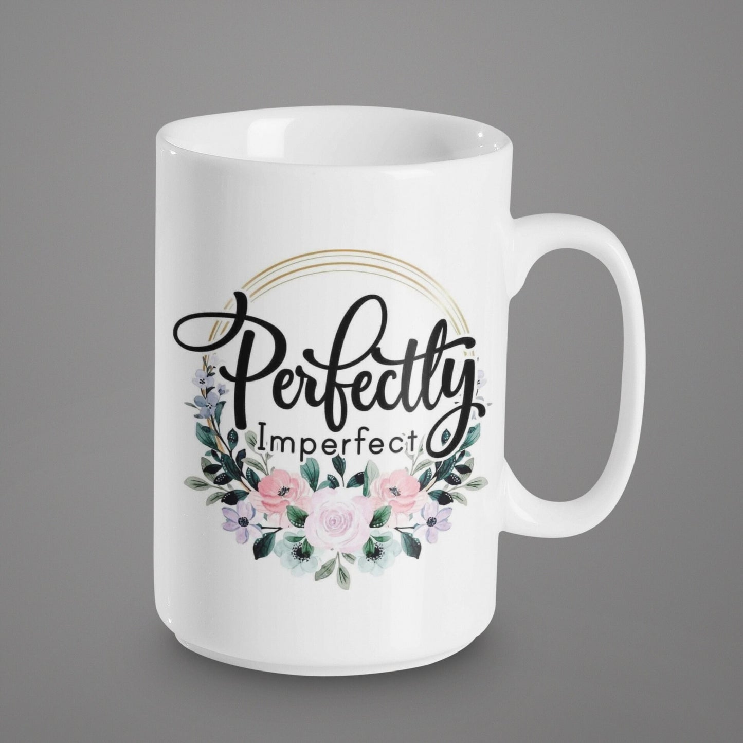 Flores perfectamente imperfectas - Taza de cerámica de 15 oz recubierta de esmalte con asa. diseño impreso en ambos lados