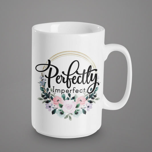 Flores perfectamente imperfectas - Taza de cerámica de 15 oz recubierta de esmalte con asa. diseño impreso en ambos lados