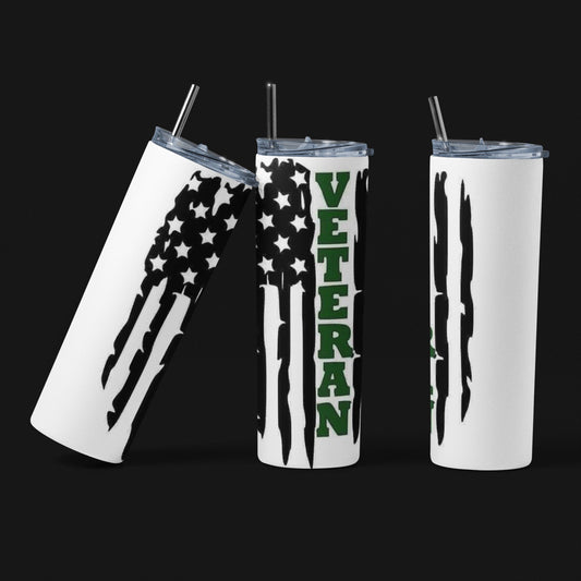 Bandera de veteranos – Vaso de acero inoxidable aislado de 20 oz con tapa de plástico resistente a fugas y pajita de metal con cepillo de limpieza de pajita incluido